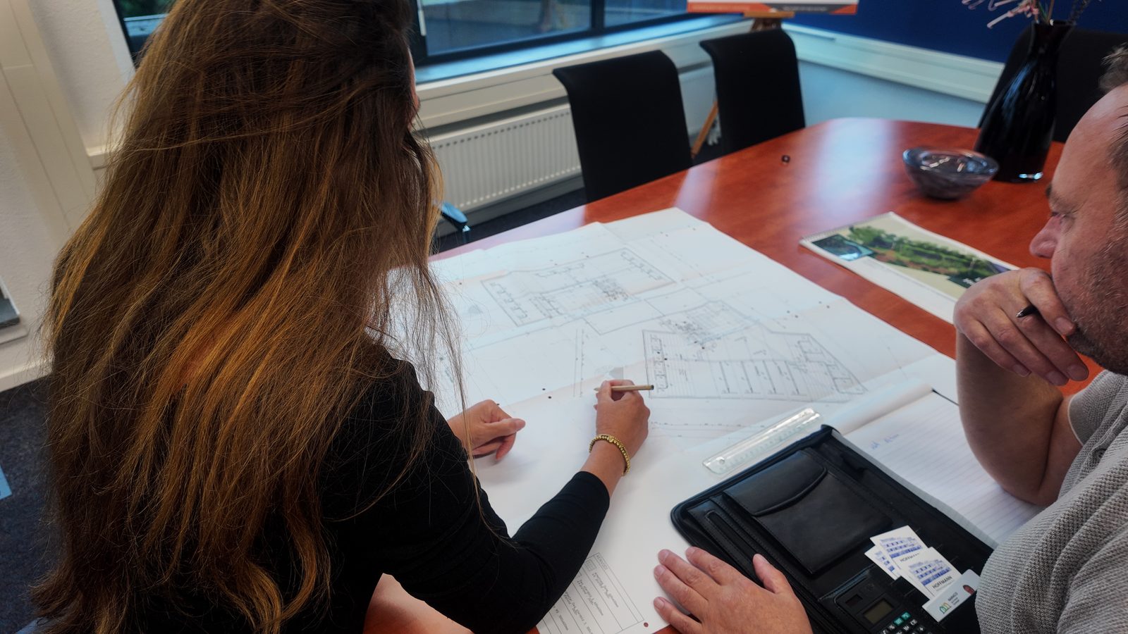 Wendy en Martin werken aan een plan